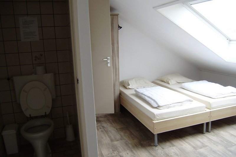 Schlafzimmer im Obergeschoss mit Toilette