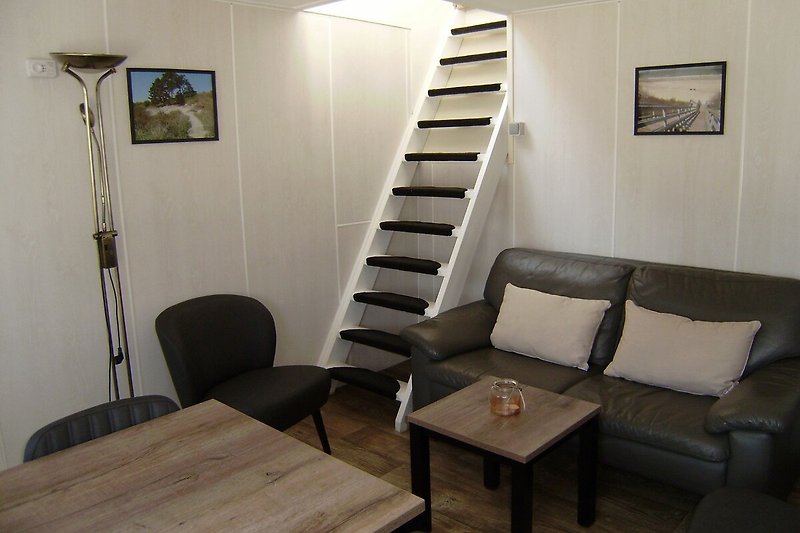 Elegante woonkamer met houten meubels en kunst.