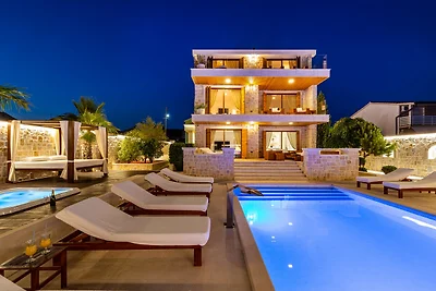 Villa Nena mit beheiztem Pool, Whirlpool und...