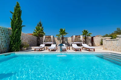 Villa Nena mit beheiztem Pool, Whirlpool und...