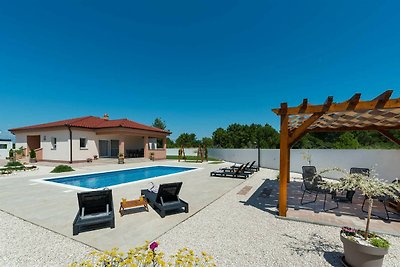 Villa First Hill with heated pool