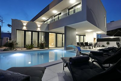 Luxury Villa 033 with heated pool