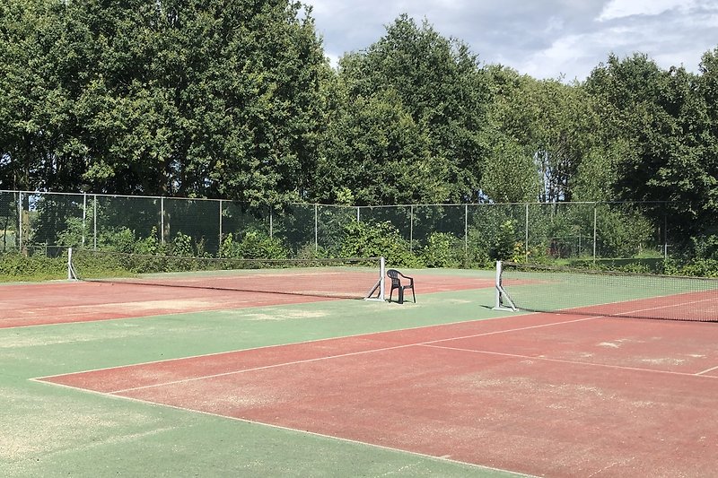 Zwei Tennisplätze