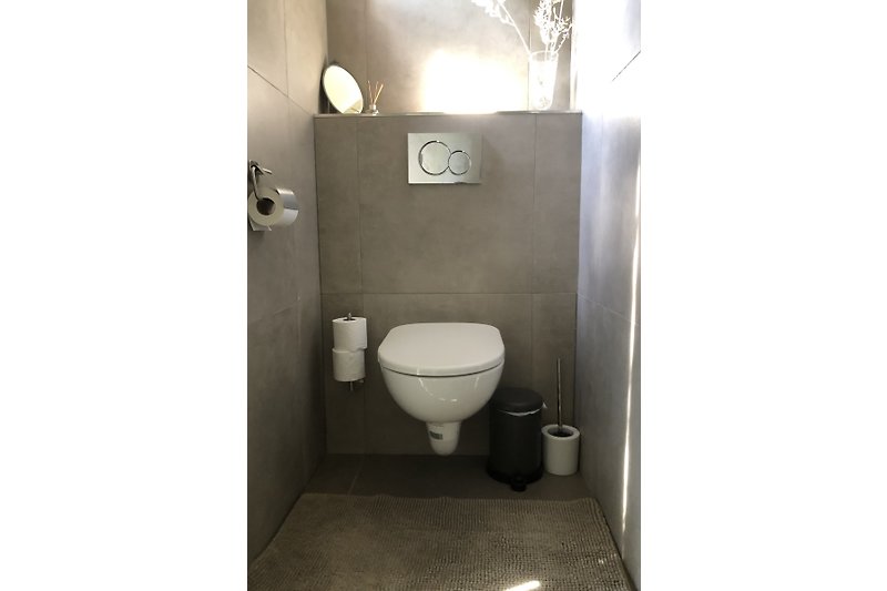 Prachtige aparte toilet met keramische tegels.