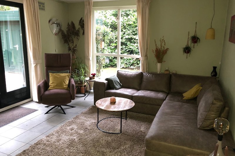 Gemütliches Wohnzimmer mit bequemem Sofa und Sessel