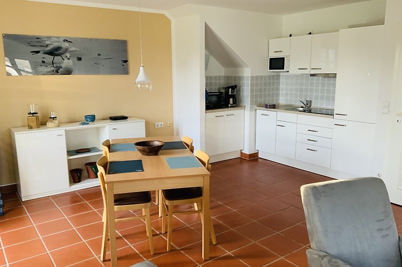 Moderne Küche mit eleganten Möbeln und Holzdesign.