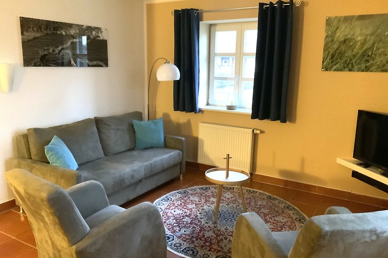 Stilvolles Wohnzimmer mit gemütlicher Couch, Tisch und Lampen.