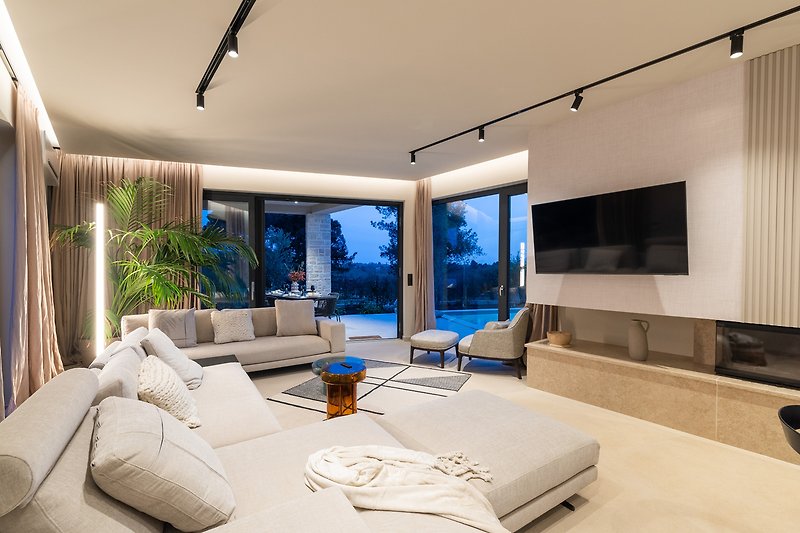 Modernes Wohnzimmer mit stilvoller Einrichtung und bequemer Couch.