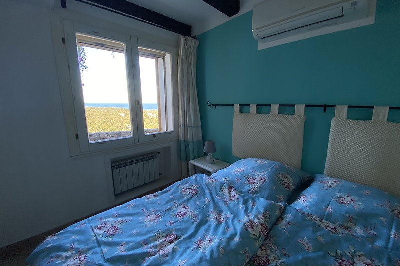 Schlafzimmer mit Doppelbett und Meerblick im EG