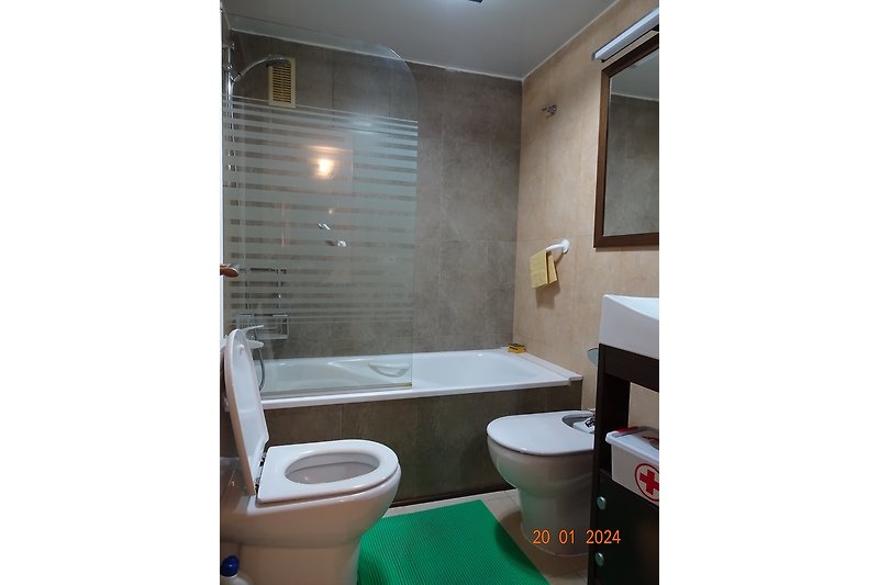 2de badkamer met ligbad, wc, lavabo en bidet. Het beschikt ook over een handdoekdroger en verwarming