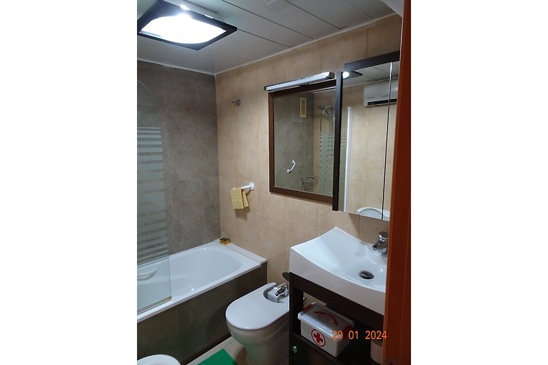 2de badkamer (met ligbad-wc-lavabo), handdoekdroger en verwarming
