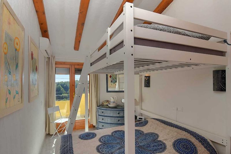 Comfortabele woonkamer met houten meubels en sfeervolle verlichting