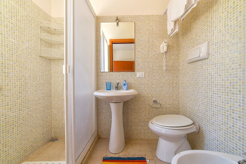 Un bagno moderno con lavabo viola e piastrelle di ceramica.