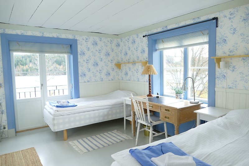 Beautiful and bright room with an authentic Swedish touch from the countryside. Desk, balcony, wardrobe and lake view.