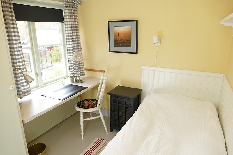 A comfortable Swedish room with an authentic feel. Single room with a desk and inner courtyard view.