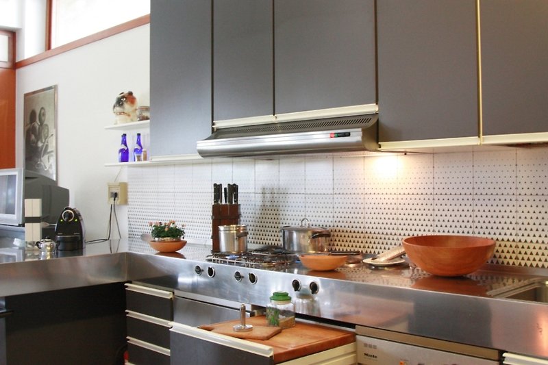 Una cucina moderna con elettrodomestici di alta qualità e illuminazione elegante.