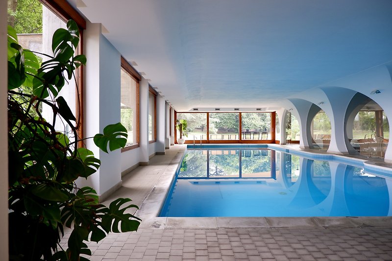 Una vista panoramica di una lussuosa villa con piscina