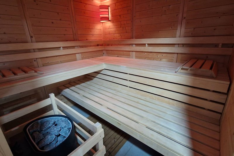 Sauna mit stilvollem Design und Holzverkleidung.