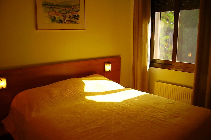 Gemütliches Schlafzimmer und warmem Licht.