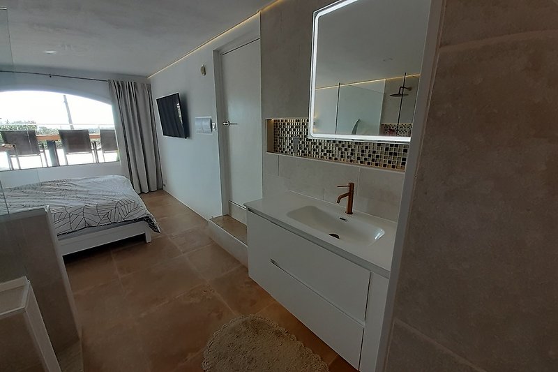 Schönes helles shlafzimmer mit duche & toilet mit großen Fenstern und mehrblick