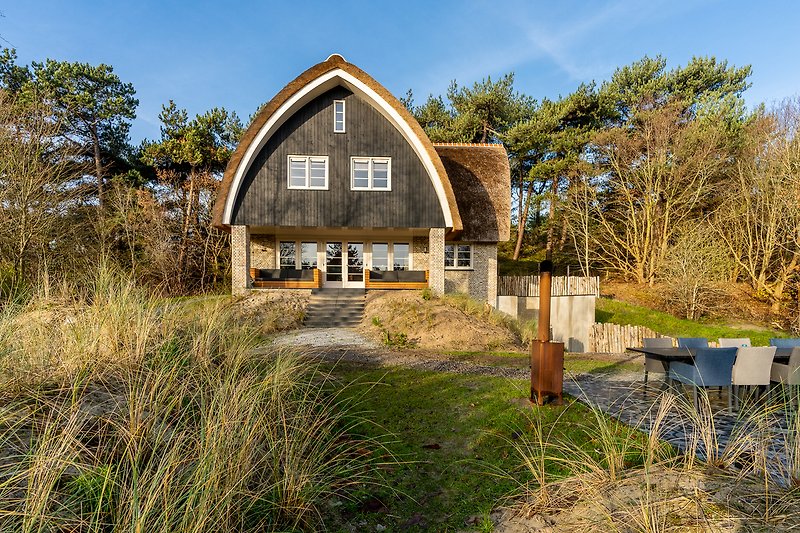Ein charmantes Holzhaus mit idyllischem Garten und malerischer Landschaft.