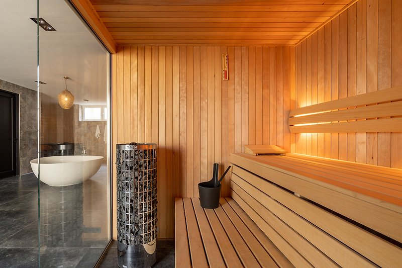 Stilvolles Badezimmer mit Holzfußboden und eleganter Badewanne.