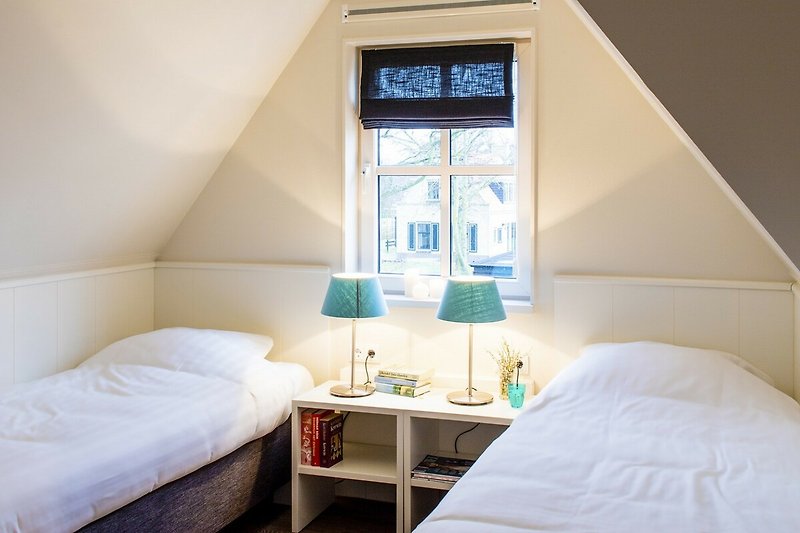 Komfortables Schlafzimmer mit stilvoller Beleuchtung und Holzbett.