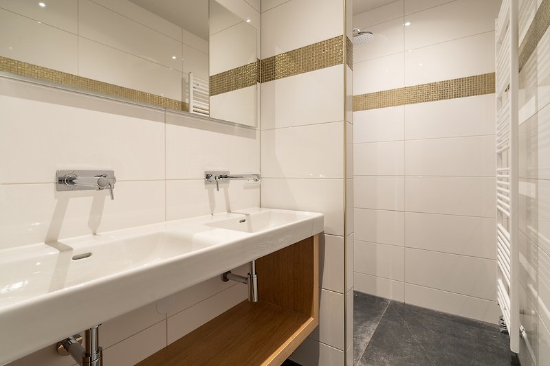 Stilvolles Badezimmer mit modernen Armaturen und elegantem Design.