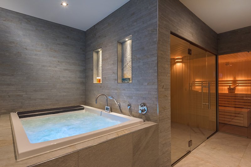 Schönes Badezimmer mit Holzboden, Badewanne und modernem Design.