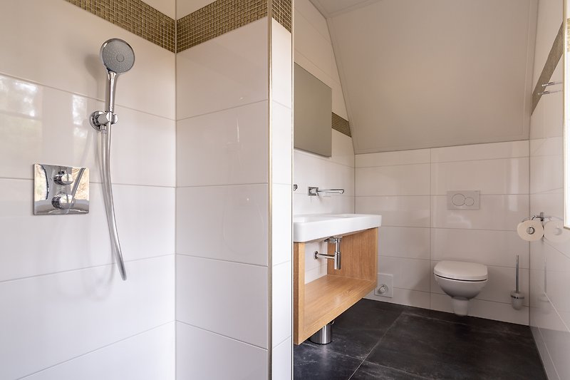 Modernes Badezimmer mit stilvollem Waschbecken und Dusche.
