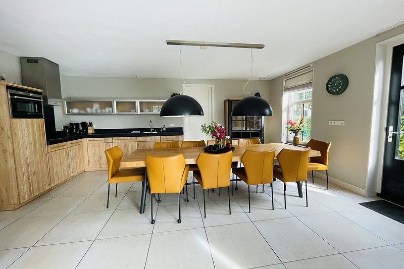 Moderne Küche mit eleganten Möbeln und stilvollem Interieur.