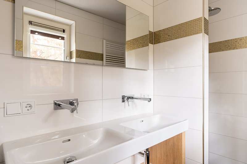 Stilvolles Badezimmer mit modernem Waschbecken und eleganter Einrichtung.