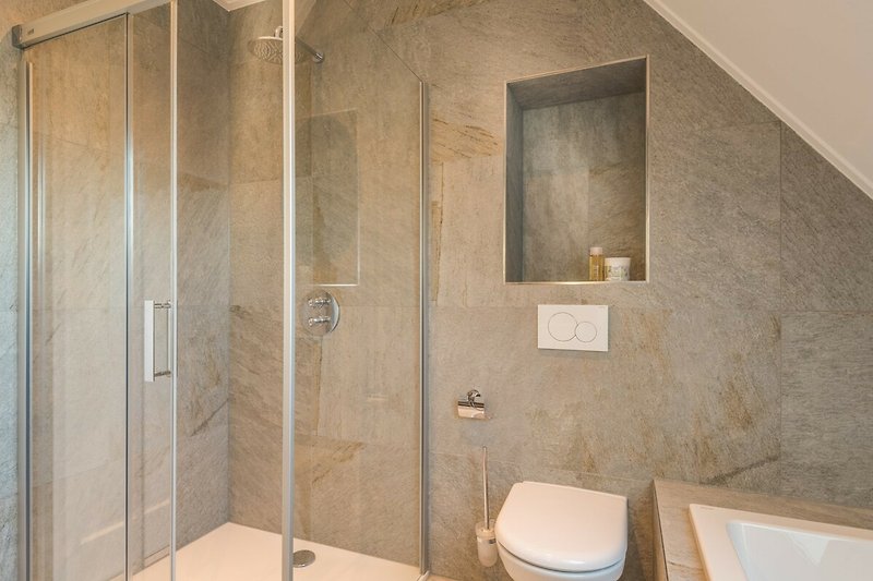 Ein modernes Badezimmer mit stilvoller Dusche und elegantem Design.