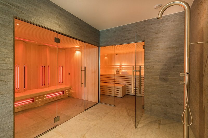 Ein geräumiger Raum mit elegantem Holzmobiliar und stilvoller Beleuchtung.