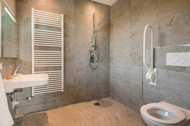 Ein stilvolles Badezimmer mit modernem Design und hochwertigen Armaturen.