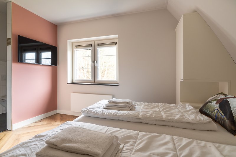 Gemütliches Schlafzimmer mit stilvollem Bett und Fensterbehandlung.