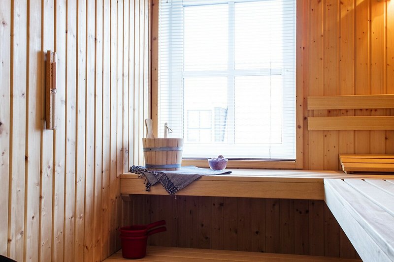 Schönes Holzinterieur mit stilvollen Fenstern und moderner Küche.