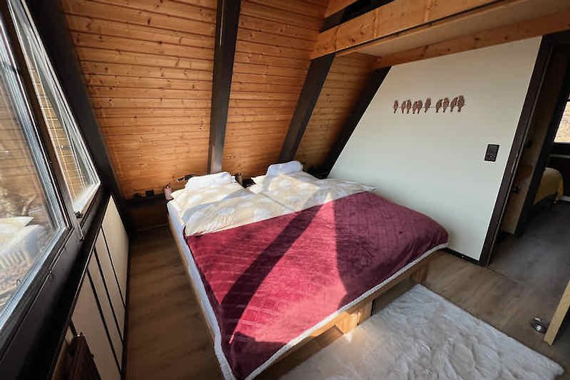 Schlafzimmer 1 im Obergeschoss,  zwei Betten a 90cm  x 180 cm als Doppelbett gestellt.