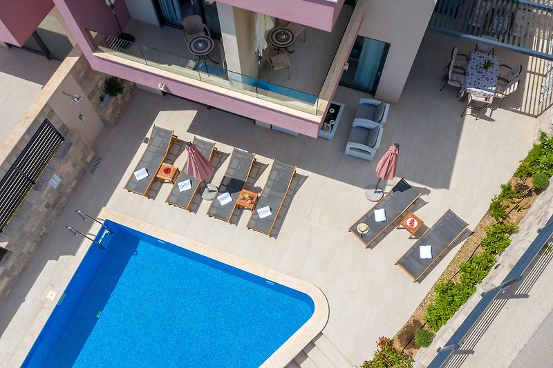 100 m² große Terrasse mit Pool , Außendusche, Lounge und Barbecue-Bereich