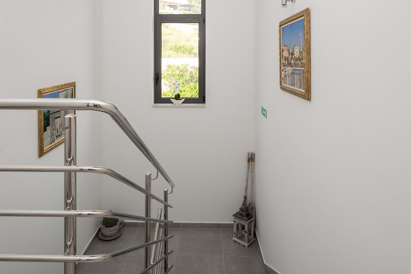 Ein sicheres Geländer aus Edelstahl führt Sie vom Wohnbereich in das Obergeschoss