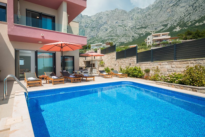 Beheiztes 25 m² großes Schwimmbad mit atemberaubendem Blick auf das Biokovogebirge