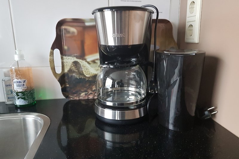 filterautomaat  , koffiefilters zijn aanwezig tevens koffie voor de eerste kopjes