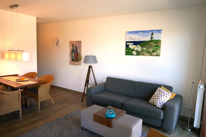 Gemütliches Wohnzimmer mit bequemer Couch und Essbereich