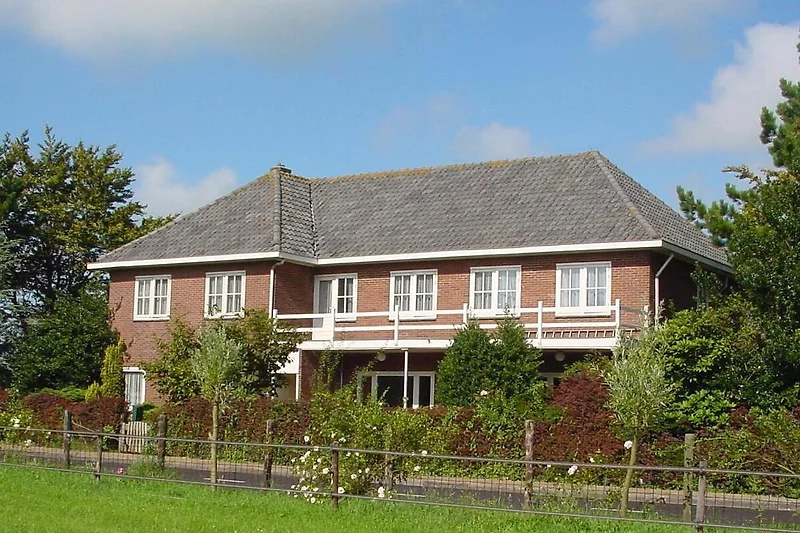 Historisches Haus mit großem Garten, gepflegtem Rasen und schöner Terrasse.