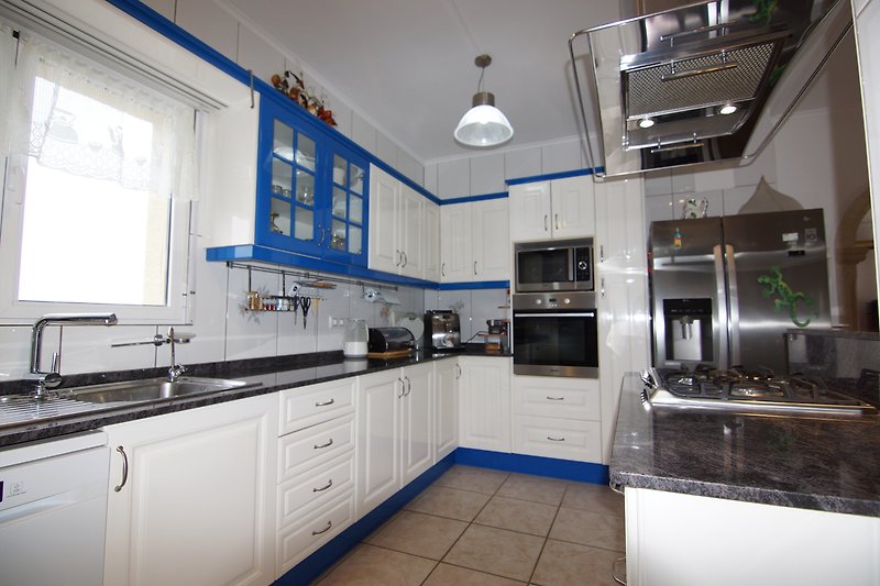 Moderne Küche mit hochwertigen Geräten und stilvoller Einrichtung.