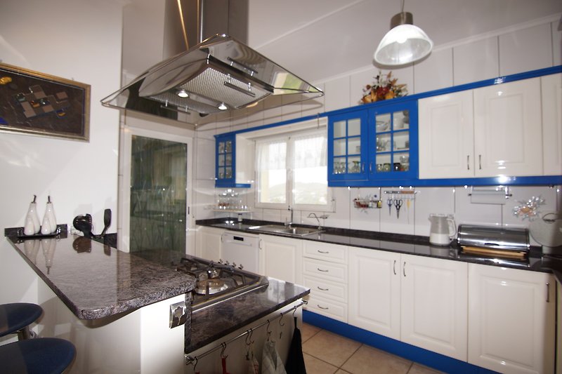 Moderne Küche mit stilvollem Design und zeitgemässen Geräten.