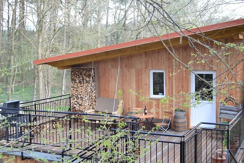 Ein charmantes Holzhaus mit einem gemütlichen Vorgarten.