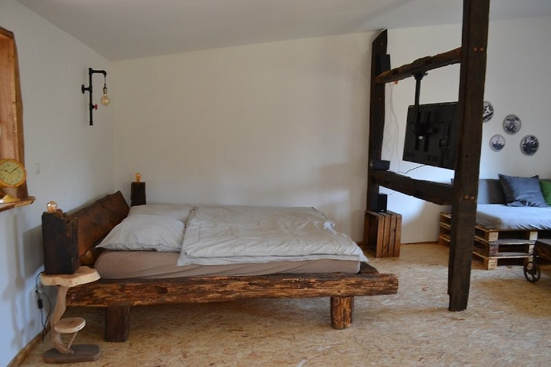 Gemütliches Schlafzimmer mit stilvollem Holzmöbel und gemütlicher Beleuchtung.
