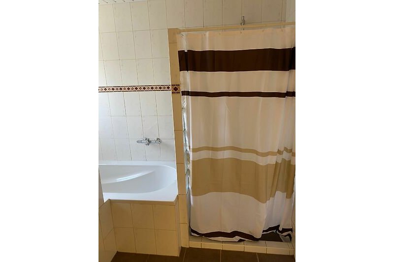 Mooie badkamer met inloop douche en ligbad en wastafel