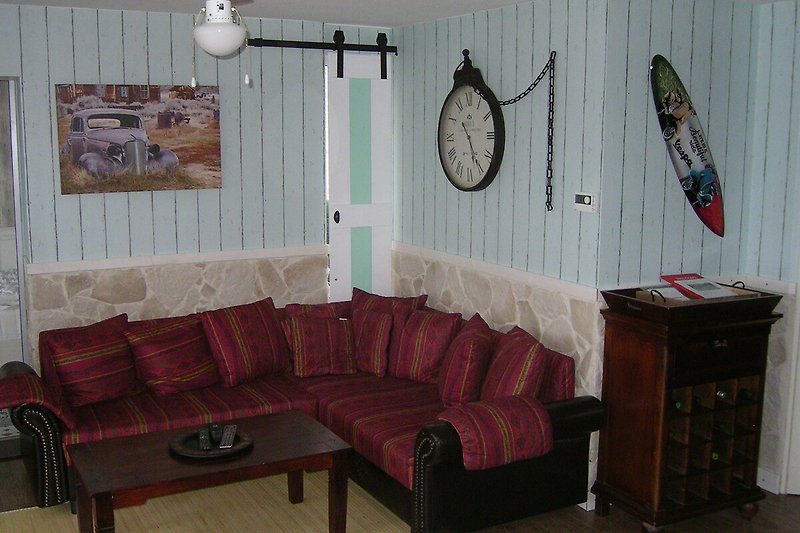 Einladendes Wohnzimmer mit Couch und stilvoller Dekoration.